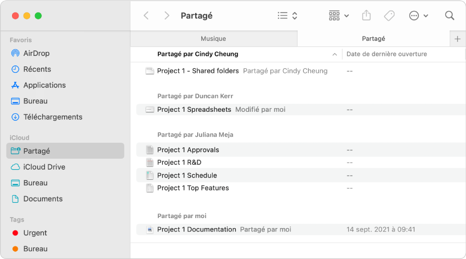 Fenêtre du Finder avec le dossier partagé sélectionné dans la barre latérale et des éléments sur la droite classés en fonction de l’auteur de leur partage.