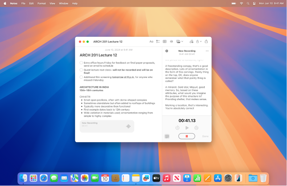 Macのメモアプリのウインドウ。メモの本文に録音されたオーディオが表示されています。「文字起こしを表示」ボタンがオンになっていて、録音されたオーディオがライブで文字に起こされています。