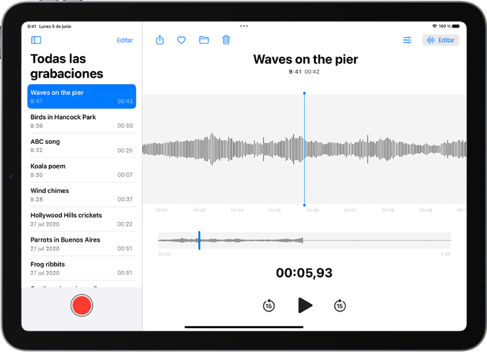 Una grabación realizada en la app Notas de Voz. La lista de las grabaciones está a la izquierda, con una grabación seleccionada arriba. A la derecha, la onda tiene un cursor de reproducción que puedes arrastrar para ir a un punto determinado de la grabación. Sobre la forma de onda están los botones Compartir, Favorita, Trasladar, Eliminar, “Ajustes de reproducción” y Editar. Debajo de la línea de tiempo están los controles de reproducción.