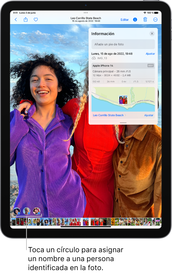 Pantalla del iPad con una foto abierta en la app Fotos. En la esquina inferior izquierda de la foto hay interrogantes junto a las personas que aparecen en la foto.