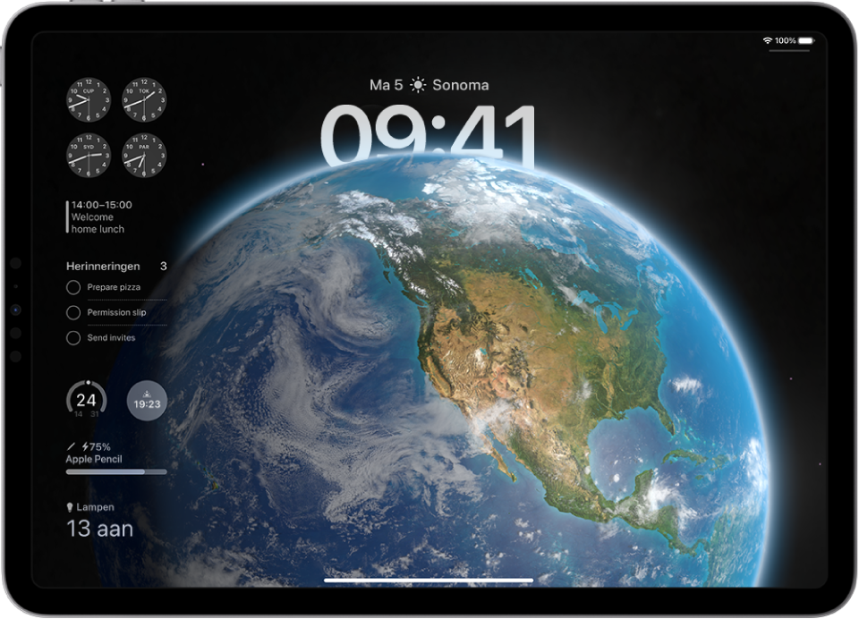 Het toegangsscherm van de iPad, met een schermvullende foto van de aarde. Aan de linkerkant staan widgets voor Klok, Agenda, Herinneringen, Weer en de batterij van de Apple Pencil.