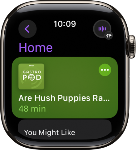 App Podcasts no Apple Watch mostrando a tela Início, com a capa de um podcast. Toque na capa para reproduzir um episódio.