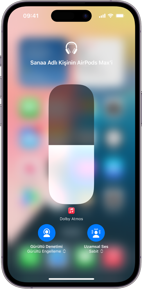 Denetim Merkezi’ndeki ses yüksekliği ekranı AirPods Max için ses yüksekliği düzeyini gösteriyor. Sol tarafta, ses yüksekliği göstergesinin altında Gürültü Denetimi’nin açık olduğunu belirten Gürültü Denetimi/Gürültü Engelleme simgesi var. Sağ tarafta, Uzamsal Ses’in ve kafa izlemenin açık olduğunu belirten Uzamsal Ses/Kafa İzlendi simgesi var.
