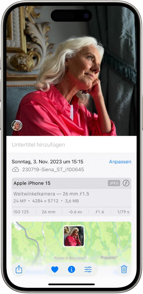 In der App „Fotos“ ist ein Foto geöffnet. In der unteren Hälfte des Bildschirms werden Informationen zum Foto angezeigt, darunter (von oben nach unten) Aufnahmedatum und -uhrzeit, Dateiname, verwendetes iPhone-Modell, Kameraeinstellungen und eine Karte des Ortes, an dem das Foto aufgenommen wurde.