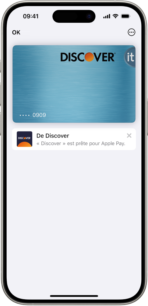 L’Apple Card dans Cartes, avec le bouton Plus en haut à droite. Sous l’image de la carte figurent le solde de la carte, l’activité hebdomadaire ainsi que le bouton de paiement. Le solde actuel du compte d’épargne ainsi que les dernières transactions effectuées avec la carte apparaissent en bas de l’écran.