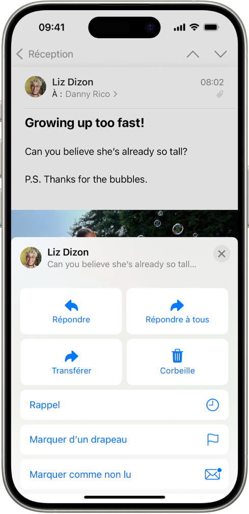 Un e-mail affichant des options de réponse. Au milieu de l’écran, de gauche à droite, se trouvent Répondre, Répondre à tous, Transférer et Corbeille.