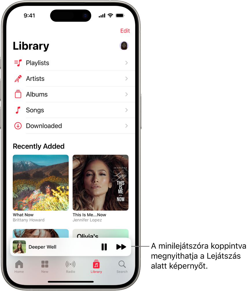 A Könyvtár képernyője a mini lejátszóval az alsó részen. A mini lejátszóban a lejátszás alatt álló dal címe látható. A Szüneteltetés és a Következő szám gombok a dal címétől jobbra láthatók. Koppintson a mini lejátszóra a Lejátszás alatt képernyő megnyitásához.