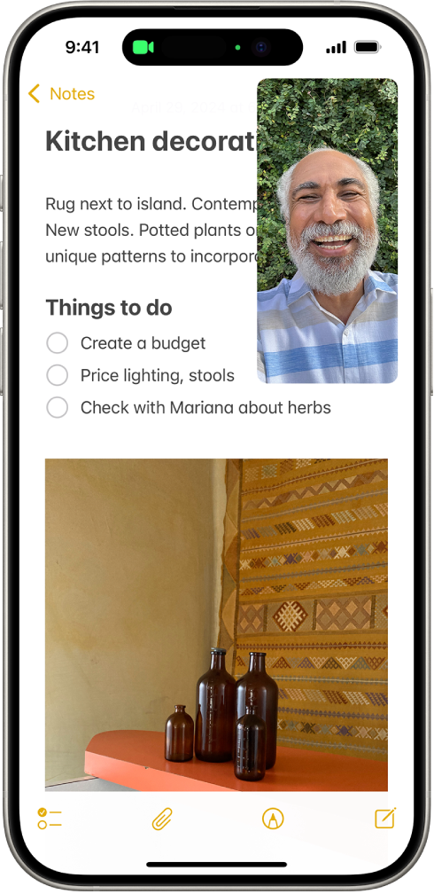 Отображается текущий разговор FaceTime. Всю остальную область экрана заполняет заметка по оформлению кухни.