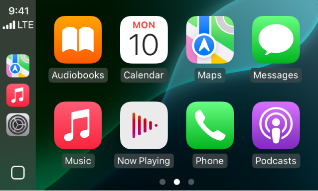 หน้าจอโฮมของ CarPlay ที่แสดงแผนที่ เพลง และข้อความในแถบด้านข้าง ทางด้านขวาคือหนังสือเสียง ปฏิทิน แผนที่ ข้อความ เพลง กำลังเล่นอยู่ โทรศัพท์ และพ็อดคาสท์