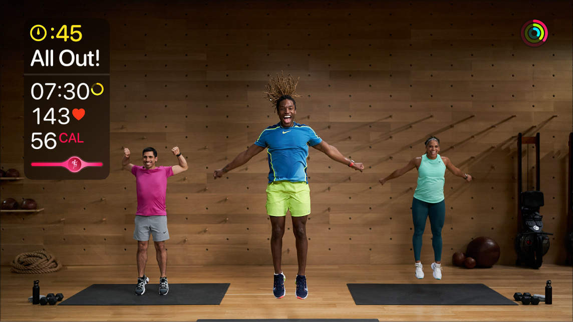 Entrenament de Fitness+ a l’Apple TV amb dades en directe de l’Apple Watch