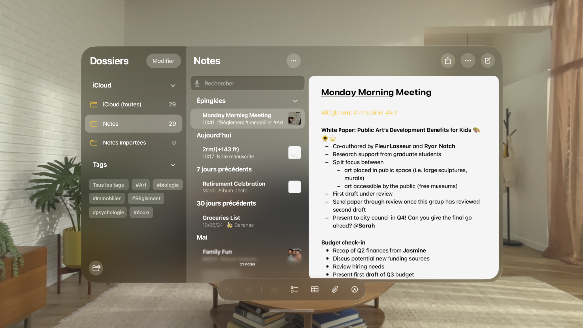 L’app Notes sur l’Apple Vision Pro, présentant une note épinglée en haut de la liste, ainsi que des tags dans la barre latérale et dans la note ouverte.