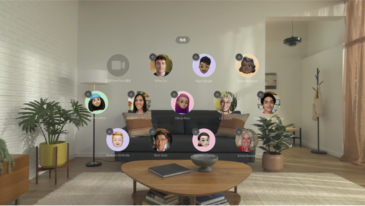 Apple Vision Pro 上的“用户视图”。每位联系人一角都显示一个灰色星形图标，表示可在“用户视图”中置顶。