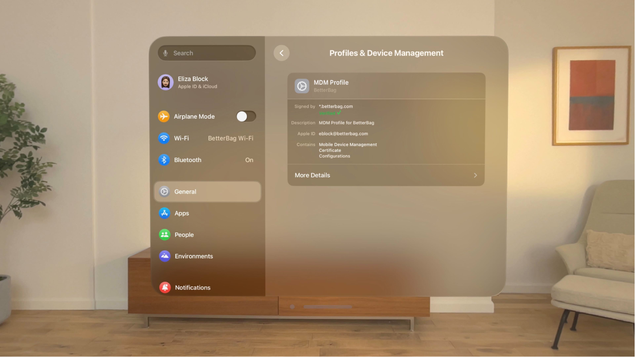 ‏Apple Vision Pro يعرض شاشة "ملفات التعريف وإدارة الجهاز" بملف تعريف موقَّع.