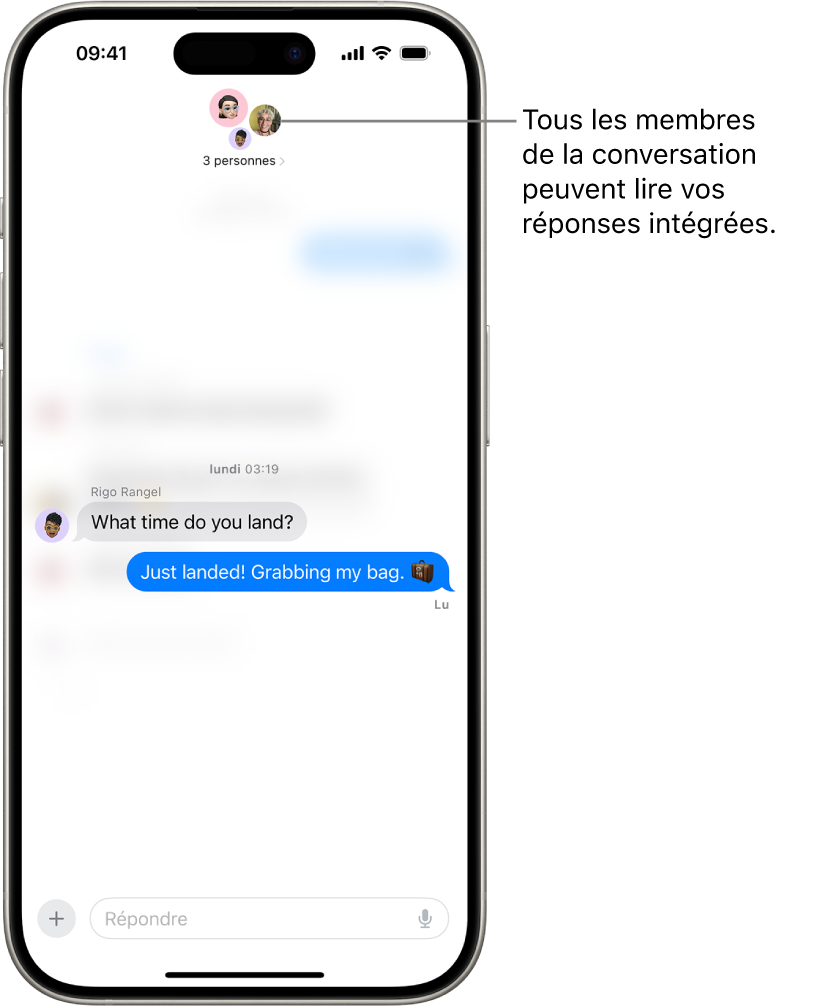 Rédaction d’une réponse ciblée dans une conversation de groupe dans Messages. Les icônes des personnes dans le groupe sont en haut de l’écran. Le clavier à l’écran se trouve dans la partie inférieure de l’écran. La majorité de la conversation par messages est floutée, à l’exception du texte précis qui reçoit une réponse ciblée.