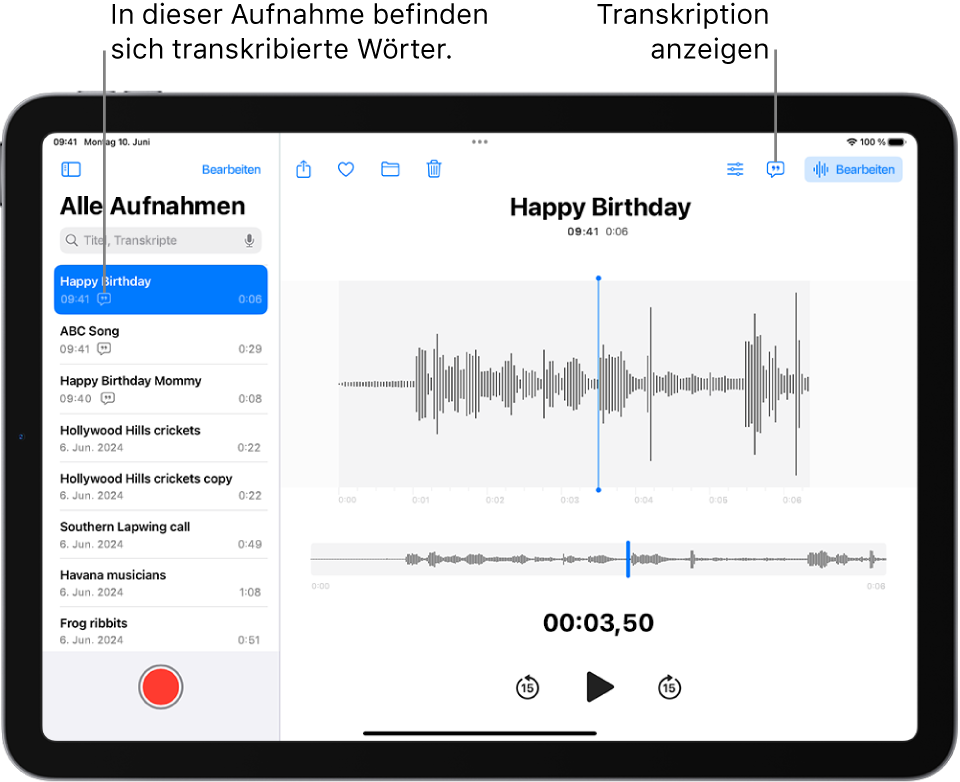 Eine Aufnahme, die in den Sprachmemos erstellt wurde. Die Liste der Aufnahmen befindet sich links und die ausgewählte Aufnahme ist oben. Auf der rechten Seite hat die Wellenform eine Abspielposition, die du zu einer bestimmten Stelle in deiner Aufnahme bewegen kannst. Über der Wellenform sind die Tasten „Teilen“, „Favoriten“, „Bewegen“, „Löschen“, „Wiedergabeeinstellungen“, „Transkription“ und „Bearbeiten“. Unter der Timeline sind die Steuerelemente für die Wiedergabe.