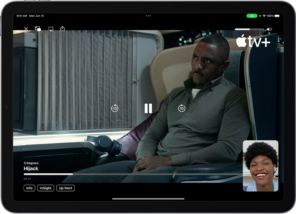 Виклик FaceTime із відображенням сеансу SharePlay з відеовмістом Apple TV+, поширеним під час виклику. У малому вікні — особа, що поширює вміст. Відео заповнює решту екрана, а у верхній частині відео показано елементи керування відтворенням.