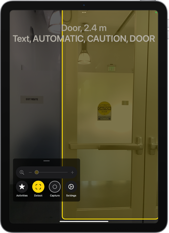 「放大鏡」App 打開且偵測到一扇門。描述顯示門的距離以及門上的文字。