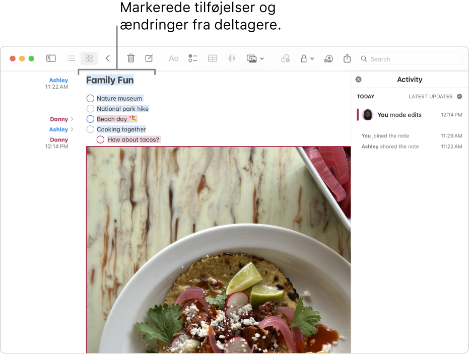 En note med en tjekliste, der viser en liste over familieaktiviteter. En anden deltagers ændringer er fremhævet.