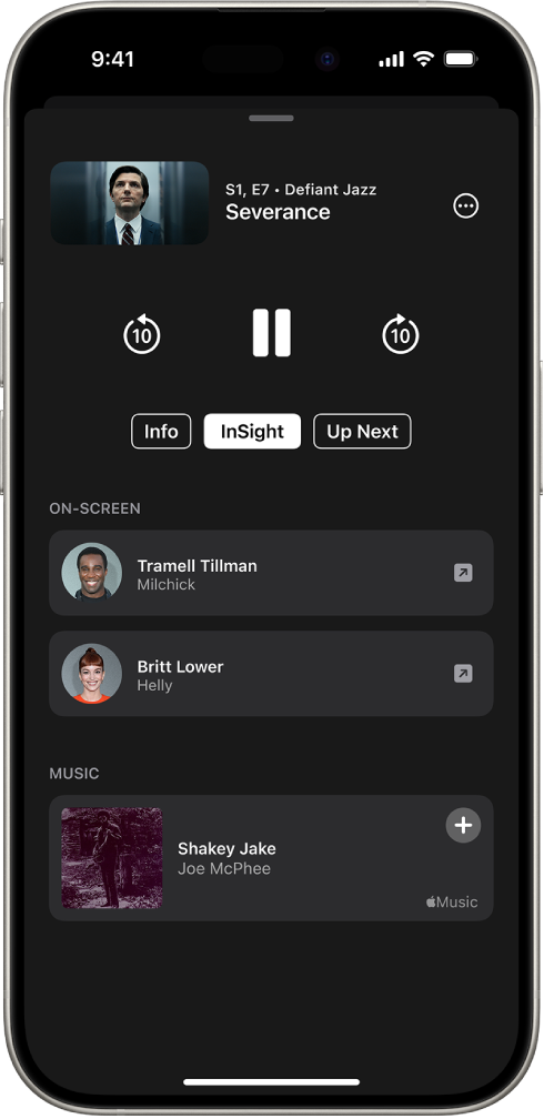 La pantalla de InSight en la app Apple TV muestra a los actores y la música que se están reproduciendo en el programa que está arriba.