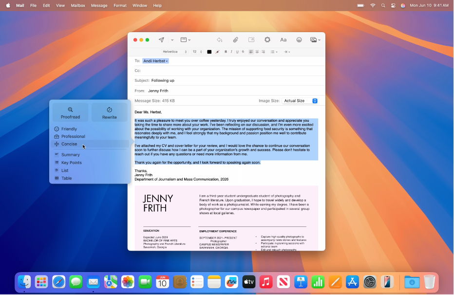 En la ventana de la app Mail del Mac se muestra un texto seleccionado en un correo electrónico y las herramientas de escritura abiertas. El cuadro de diálogo “Herramientas de escritura” con los botones Revisar y Reescribir en la parte superior. Debajo de ellos puedes elegir un tono Informal, Profesional o Conciso y, en la parte inferior, están los botones Resumen, “Puntos clave”, Tabla y Lista.