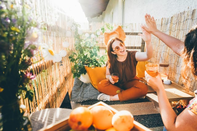 amigas brindando al sol en una terraza