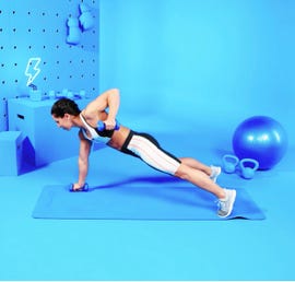 This is a picture of a female trainer doing a renegade row properly. 