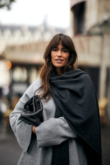 chica con flequillo y bufanda y jersey gris