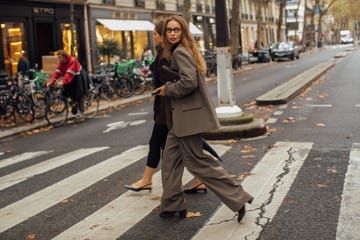 mujer con traje andando por la calle