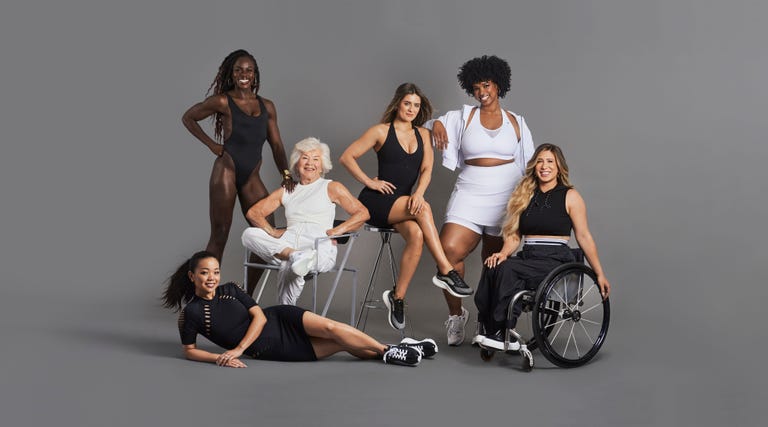 group portrait of sohee carpenter, tunde oyeneyin, joan macdonald, whitney simmons, qiqi hill and chelsie hill