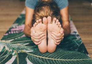 mujer estirando en una postura de yoga