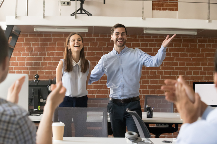 Cómo implementar el reconocimiento laboral en tu empresa (+ ejemplos)