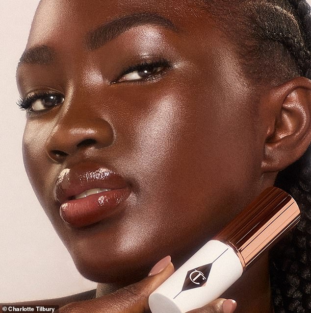 The foundation boasts Vitamin E, pearlescent pigments, and 'plant-powered Collageneer' to 'define the look of the jawline for a snatched finish'