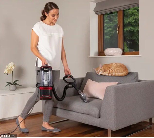 If you’re looking for a lightweight yet powerful corded vacuum cleaner that effortlessly tackles carpets, hard floors and even stairs and sofas, this is a top-rated model