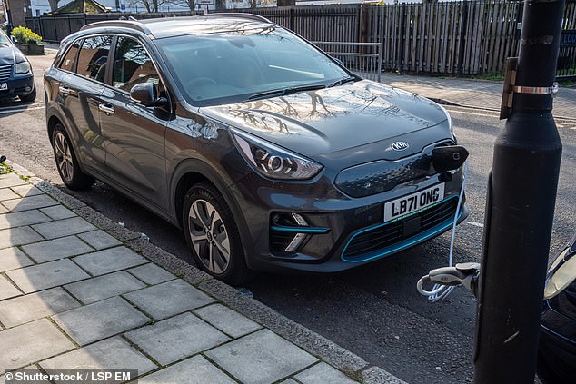 June’s AA EV Recharge Report found peak period slow on-street charging costs fell 8p in a month, while off-peak rates also fell by 3p, making EV p/per mile driving cheaper than filling up with petrol