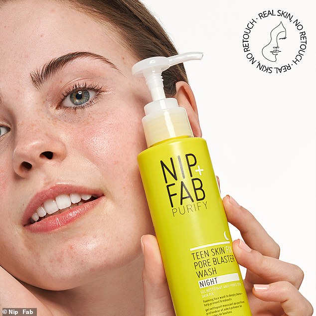 The Teen Skin Fix Pore Blaster Wash Night is a gentle daily face wash designed to calm skin and reduce bacteria, helping to treat blemish-prone complexions without drying the skin