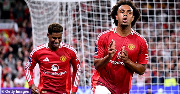 MANCHESTER, ENGLAND - AUGUST 16: Joshua Zirkzee of Manchester United celebrates scoring his team's first goal with teammate Marcus Rashford during the Premier League match between Manchester United FC and Fulham FC at Old Trafford on August 16, 2024 in Manchester, England. (Photo by Michael Regan/Getty Images)