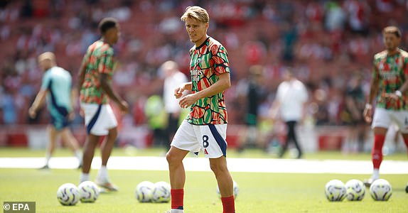 epa11552824 Martin Odegaard of Arsenal warms up ahead of the English Premier League match between Arsenal and Wolverhampton Wanderers in London, Britain, 17 August 2024.  EPA/DAVID CLIFF EDITORIAL USE ONLY. No use with unauthorized audio, video, data, fixture lists, club/league logos, 'live' services or NFTs. Online in-match use limited to 120 images, no video emulation. No use in betting, games or single club/league/player publications.