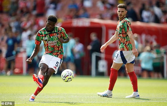 epa11552823 Thomas Partey of Arsenal warms up watched by teammate Declan Rice ahead of the English Premier League match between Arsenal and Wolverhampton Wanderers in London, Britain, 17 August 2024.  EPA/DAVID CLIFF EDITORIAL USE ONLY. No use with unauthorized audio, video, data, fixture lists, club/league logos, 'live' services or NFTs. Online in-match use limited to 120 images, no video emulation. No use in betting, games or single club/league/player publications.