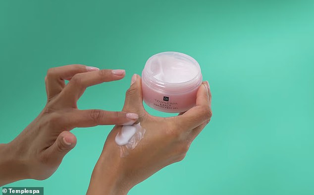 Helping to keep skin smooth and supple, the neck cream helps to diminish the appearance of fine lines, boosting elasticity