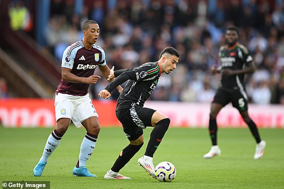 BIRMINGHAM, ENGLAND - AUGUST 24: Gabriel Martinelli of Arsenal runs with the ball under pressure from Youri Tielemans of Aston Villa during the Premier League match between Aston Villa FC and Arsenal FC at Villa Park on August 24, 2024 in Birmingham, England. (Photo by Clive Mason/Getty Images)