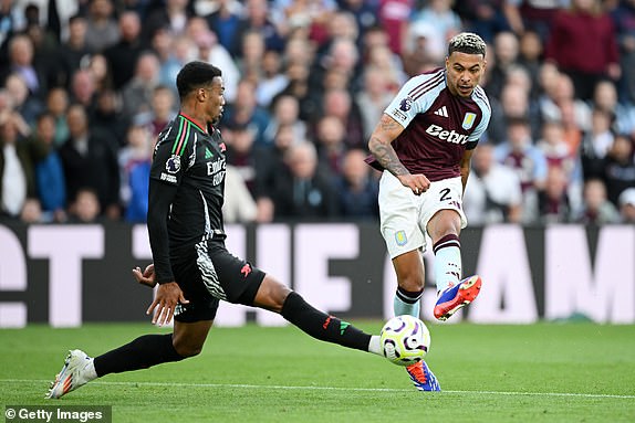 BIRMINGHAM, ENGLAND - AUGUST 24: Morgan Rogers of Aston Villa shoots under pressure from Jurrien Timber of Arsenal during the Premier League match between Aston Villa FC and Arsenal FC at Villa Park on August 24, 2024 in Birmingham, England. (Photo by Clive Mason/Getty Images)