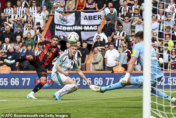 BOURNEMOUTH, ENGLAND - AUGUST 25: Nick Pope of Newcastle United saves with his feet from Evanilson of Bournemouth during the Premier League match between AFC Bournemouth and Newcastle United FC at Vitality Stadium on August 25, 2024 in Bournemouth, England. (Photo by Robin Jones - AFC Bournemouth/AFC Bournemouth via Getty Images)