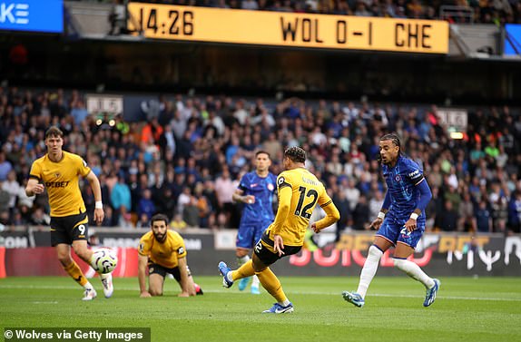 WOLVERHAMPTON, ENGLAND - AUGUST 25: Mattheus Cunha of Wolverhampton Wanderers scores his team's first goal during the Premier League match between Wolverhampton Wanderers FC and Chelsea FC at Molineux on August 25, 2024 in Wolverhampton, England. (Photo by Jack Thomas - WWFC/Wolves via Getty Images)