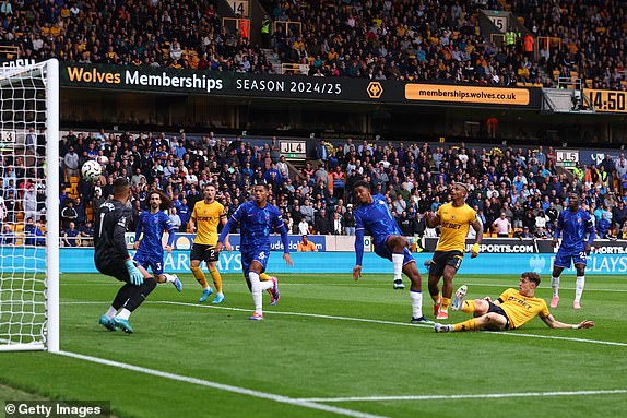 WOLVERHAMPTON, ENGLAND - AUGUST 25:  Jorgen Strand Larsen of Wolverhampton Wanderers scores their second goal during the Premier League match between Wolverhampton Wanderers FC and Chelsea FC at Molineux on August 25, 2024 in Wolverhampton, England. (Photo by Marc Atkins/Getty Images)