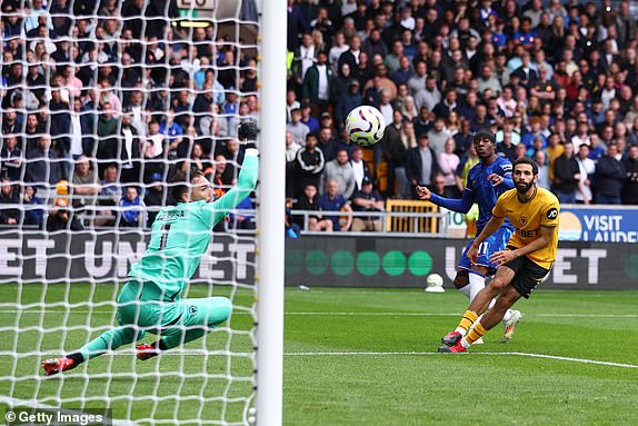 WOLVERHAMPTON, ENGLAND - AUGUST 25:  Noni Madueke of Chelsea scores their third goal during the Premier League match between Wolverhampton Wanderers FC and Chelsea FC at Molineux on August 25, 2024 in Wolverhampton, England. (Photo by Marc Atkins/Getty Images)