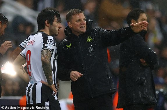 Soccer Football - Champions League - Group F - Newcastle United v Borussia Dortmund - St James' Park, Newcastle, Britain - October 25, 2023  Newcastle United manager Eddie Howe gives instructions to Sandro Tonali before he comes on as a substitute Action Images via Reuters/Lee Smith