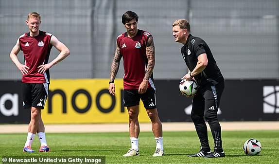 HERZOGENAURACH, GERMANY - JULY 19: Newcastle United Head Coach Eddie Howe (R) prepares to pass the ball into Sandro Tonali (C) in a shooting drill during the Pre Season Training Session at the Adidas HomeGround Training Facilities on July 19, 2024 in Herzogenaurach, Germany. (Photo by Serena Taylor/Newcastle United via Getty Images)