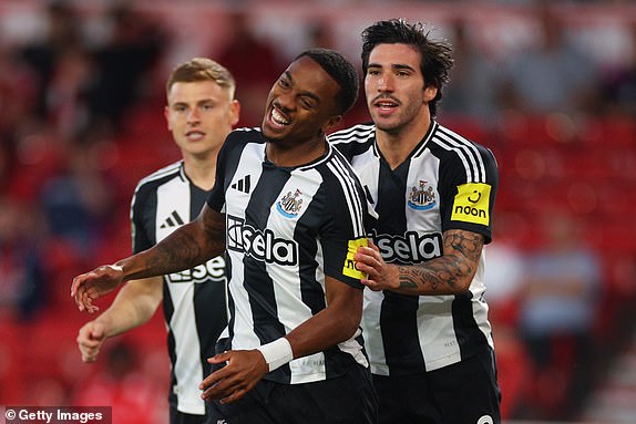 NOTTINGHAM, ENGLAND - AUGUST 28:  Joe Willock of Newcastle United celebrates scoring  the opening goal with Sandro Tonali during the Carabao Cup Second Round match between Nottingham Forest and Newcastle United at City Ground on August 28, 2024 in Nottingham, England. (Photo by Marc Atkins/Getty Images)