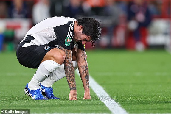 NOTTINGHAM, ENGLAND - AUGUST 28:  Sandro Tonali of Newcastle United during the Carabao Cup Second Round match between Nottingham Forest and Newcastle United at City Ground on August 28, 2024 in Nottingham, England. (Photo by Robbie Jay Barratt - AMA/Getty Images)