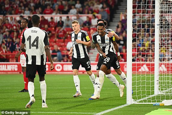 NOTTINGHAM, ENGLAND - AUGUST 28: Joe Willock of Newcastle United celebrates scoring his team's first goal with teammates during the Carabao Cup Second Round match between Nottingham Forest and Newcastle United at City Ground on August 28, 2024 in Nottingham, England. (Photo by Michael Regan/Getty Images)